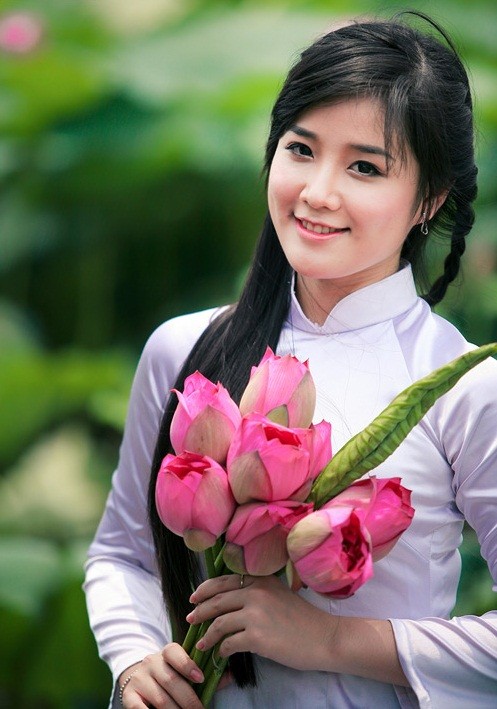 Vẻ đẹp trong sáng, ngọt ngào của hotgirl đất Sài thành làm bừng sáng cả hồ sen. >>Phát sốt vì vẻ đẹp baby của cô giáo tương lai >>So độ siêu kute của những nữ sinh đình đám nhất Thủ đô Những bức ảnh đen trắng quý hiếm về học sinh thời chiến >>Phát sốt vì 4 nữ giáo viên xinh đẹp >>Cư dân mạng "điên đảo" vì nhan sắc nữ sinh Trương Tân Uyển >>Hoa khôi ĐH Thương Mại 2012 duyên dáng áo dài >>Những hotgirl xinh đẹp làm "điên đảo" cư dân mạng (P8)